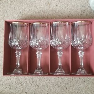 4 wine glasses